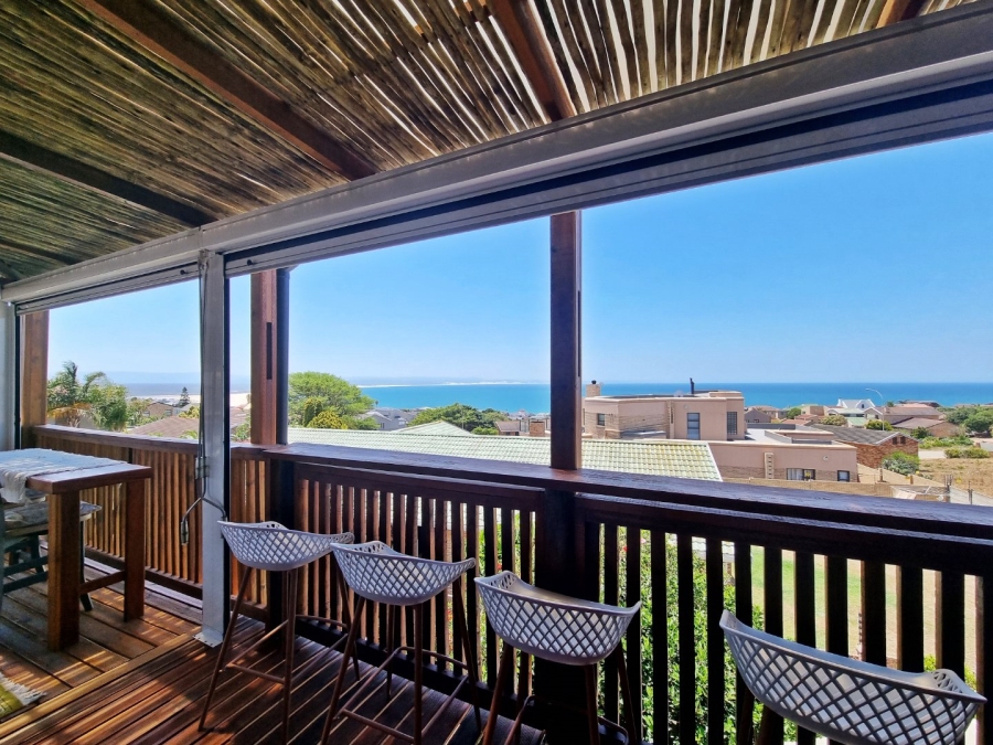 4 Bedroom Property for Sale in Wavecrest Eastern Cape